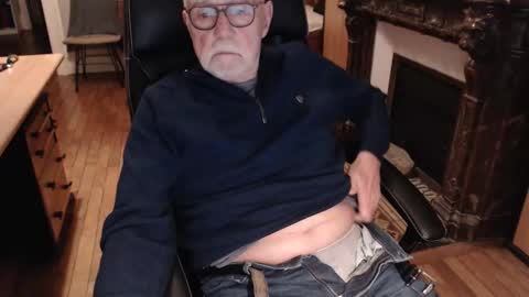 Snapshot of taisabaki54 chatting on 11/16/25, 10:04 taisabaki54 online show from 11/16/25, 10:04