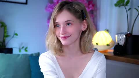 Mia online show from 03/11/25, 04:54