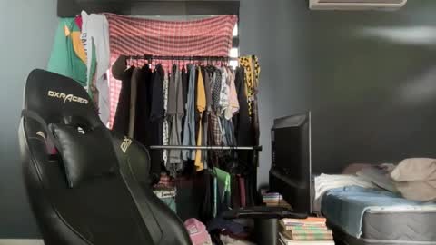 Snapshot of talktomebbzin chatting on 04/07/26, 11:43 mrT online show from 04/07/26, 11:43