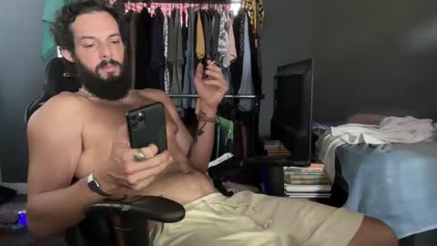 Snapshot of talktomebbzin chatting on 04/08/26, 12:49 mrT online show from 04/08/26, 12:49