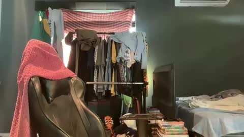 Snapshot of talktomebbzin chatting on 04/16/26, 01:56 mrT online show from 04/16/26, 01:56