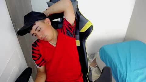 Snapshot of tatannn_ chatting on 11/19/25, 08:31 T A T A N online show from 11/19/25, 08:31