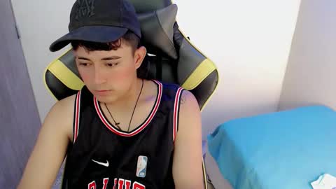 Snapshot of tatannn_ chatting on 11/26/25, 08:32 T A T A N online show from 11/26/25, 08:32