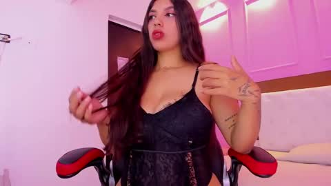 Snapshot of tatilarson chatting on 02/27/25, 01:17 TATI online show from 02/27/25, 01:17