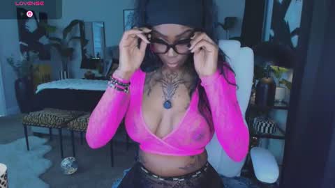 Snapshot of tatted_vixen chatting on 07/23/26, 07:23 Tatted Queen online show from 07/23/26, 07:23