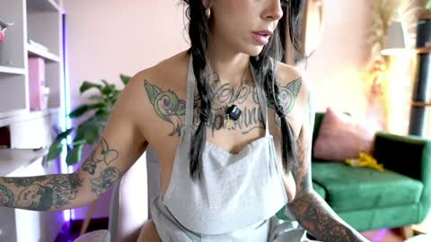 Nathalie Hardy  online show from 02/04/26, 06:47
