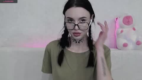 Snapshot of tayaavis chatting on 10/31/25, 07:37 Taya online show from 10/31/25, 07:37