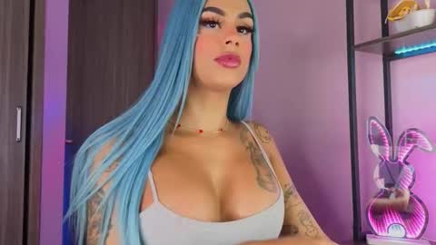 Snapshot of taybunny18 chatting on 11/12/25, 04:18 online show from 11/12/25, 04:18