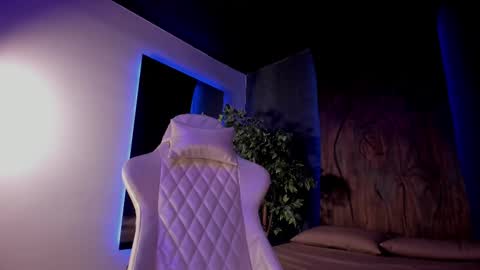 Taylor  Help me to get 100 thumbs up online show from 02/17/25, 04:26