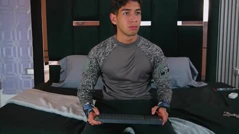 taylorsmiths_ online show from 11/25/25, 03:06