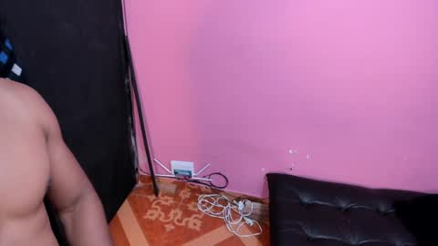 Snapshot of taysonysasha chatting on 02/08/25, 01:32 ask for cum online show from 02/08/25, 01:32