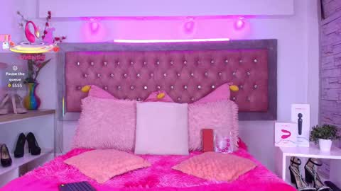 Snapshot of tayzon_foxxx chatting on 09/14/25, 12:48 Sofia online show from 09/14/25, 12:48