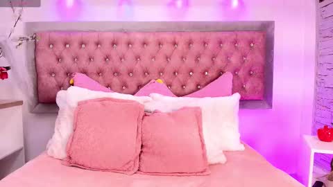 Snapshot of tayzon_foxxx chatting on 10/25/25, 12:56 Sofia online show from 10/25/25, 12:56