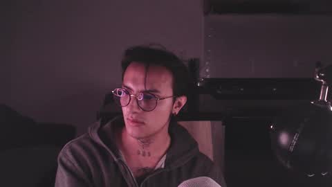 Teo independent model online show from 03/11/25, 06:00