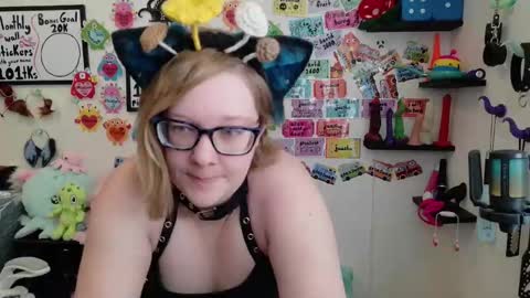 Pixie and Tentacle Overlord online show from 02/18/26, 07:21