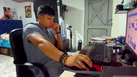 Snapshot of teoyes_ chatting on 11/11/25, 02:44 teoyes_ online show from 11/11/25, 02:44