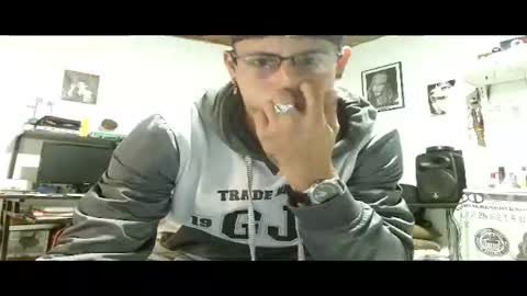 Snapshot of teoyes_ chatting on 12/17/25, 04:07 teoyes_ online show from 12/17/25, 04:07