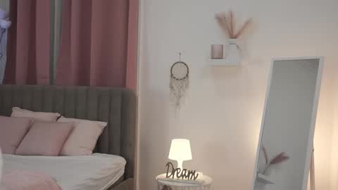 Snapshot of tessa_quin chatting on 12/21/25, 02:13 Tessa online show from 12/21/25, 02:13