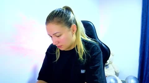 Snapshot of tessawhisnton chatting on 11/13/25, 01:15 Tessy online show from 11/13/25, 01:15