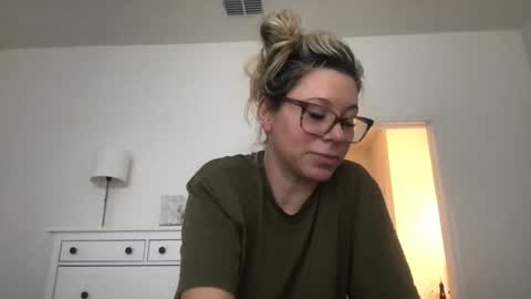 Snapshot of texas_blonde chatting on 11/01/25, 06:43 Daphne Summers online show from 11/01/25, 06:43