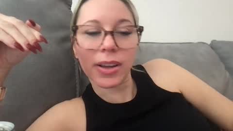 Snapshot of texas_blonde chatting on 11/06/25, 04:08 Daphne Summers online show from 11/06/25, 04:08