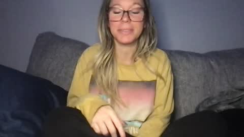 Snapshot of texas_blonde chatting on 11/12/25, 03:40 Daphne Summers online show from 11/12/25, 03:40