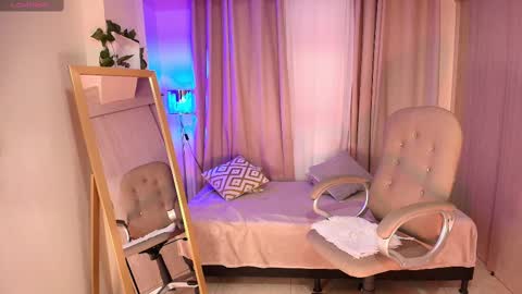 Snapshot of thais_dreams chatting on 02/25/25, 12:24 Thais online show from 02/25/25, 12:24