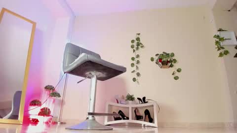 Snapshot of thais_dreams chatting on 10/15/25, 01:22 Thais online show from 10/15/25, 01:22