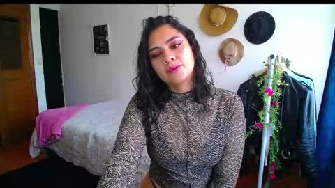 Snapshot of thaliacooper chatting on 01/12/25, 07:42 online show from 01/12/25, 07:42