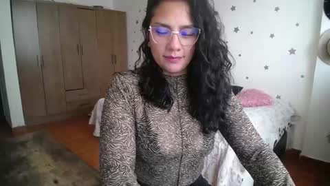 Snapshot of thaliacooper chatting on 10/17/25, 06:43 online show from 10/17/25, 06:43