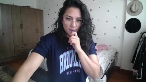 Snapshot of thaliacooper chatting on 11/12/25, 05:13 online show from 11/12/25, 05:13