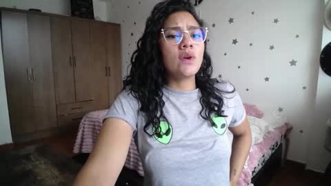 Snapshot of thaliacooper chatting on 11/25/25, 06:19 online show from 11/25/25, 06:19