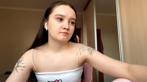 Snapshot of thaliakuchem chatting on 03/01/26, 11:34 Yumi online show from 03/01/26, 11:34