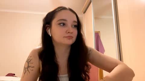 Snapshot of thaliakuchem chatting on 03/02/26, 03:19 Yumi online show from 03/02/26, 03:19