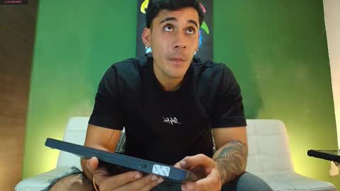 SCOTT  THEO  KAMERON  GENDERSON online show from 11/28/25, 02:36