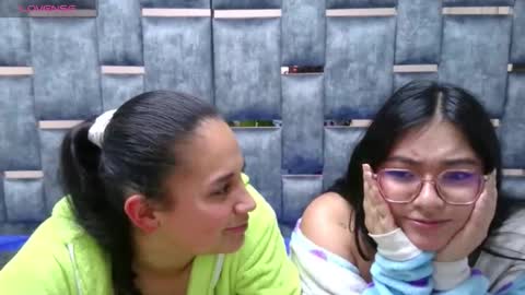 Snapshot of the_hot_twins chatting on 12/18/25, 03:34 the_hot_twins online show from 12/18/25, 03:34