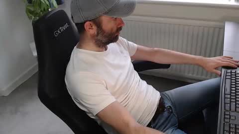 Snapshot of the_sensual_masturwait chatting on 10/17/25, 08:50 the_sensual_masturwait online show from 10/17/25, 08:50