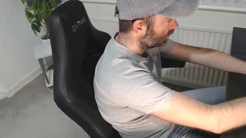 Snapshot of the_sensual_masturwait chatting on 10/20/25, 06:25 the_sensual_masturwait online show from 10/20/25, 06:25