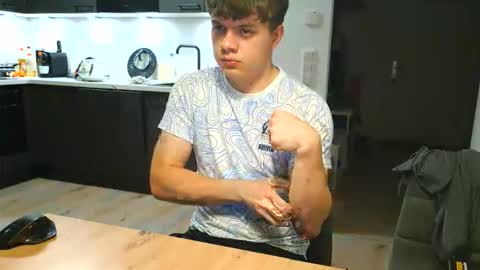 Snapshot of thecuteguy144949 chatting on 11/03/25, 08:32 thecuteguy144949 online show from 11/03/25, 08:32