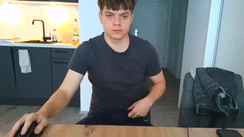 Snapshot of thecuteguy144949 chatting on 11/23/25, 11:43 thecuteguy144949 online show from 11/23/25, 11:43