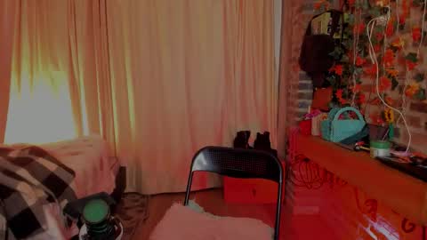 Snapshot of thegoldenbitch chatting on 02/25/26, 10:47 Goldie online show from 02/25/26, 10:47