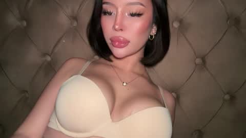 Elle  dont forget to folloW me and thumbs up online show from 03/28/26, 04:34