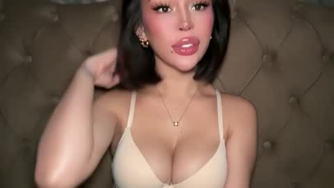 Elle  dont forget to folloW me and thumbs up online show from 04/28/26, 01:04