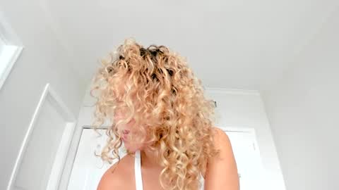 Snapshot of theislandgirl chatting on 12/22/24, 07:10 Lily Marie online show from 12/22/24, 07:10