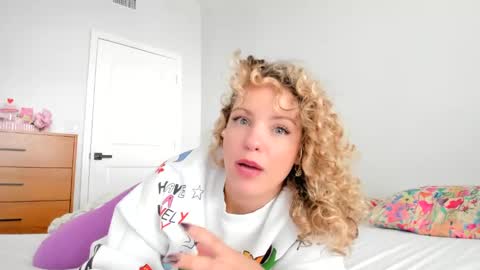 Snapshot of theislandgirl chatting on 01/08/25, 09:01 Lily Marie online show from 01/08/25, 09:01