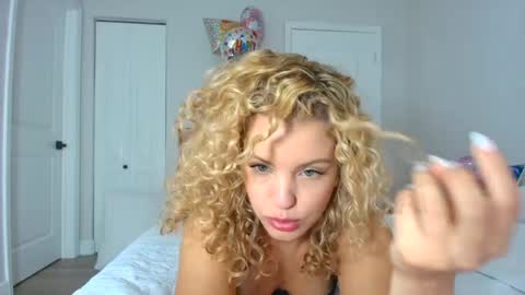 Snapshot of theislandgirl chatting on 01/20/25, 09:11 Lily Marie online show from 01/20/25, 09:11