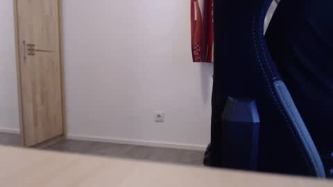 Snapshot of theskylake1 chatting on 11/07/25, 06:19 theskylake1 online show from 11/07/25, 06:19