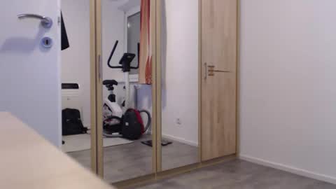 Snapshot of theskylake1 chatting on 12/16/25, 04:45 theskylake1 online show from 12/16/25, 04:45