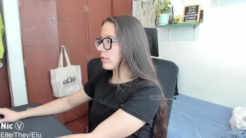 Snapshot of thetropicalseduction chatting on 11/06/25, 02:07 Nicole online show from 11/06/25, 02:07