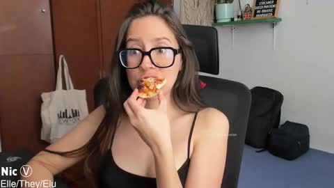 Snapshot of thetropicalseduction chatting on 11/25/25, 01:55 Nicole online show from 11/25/25, 01:55